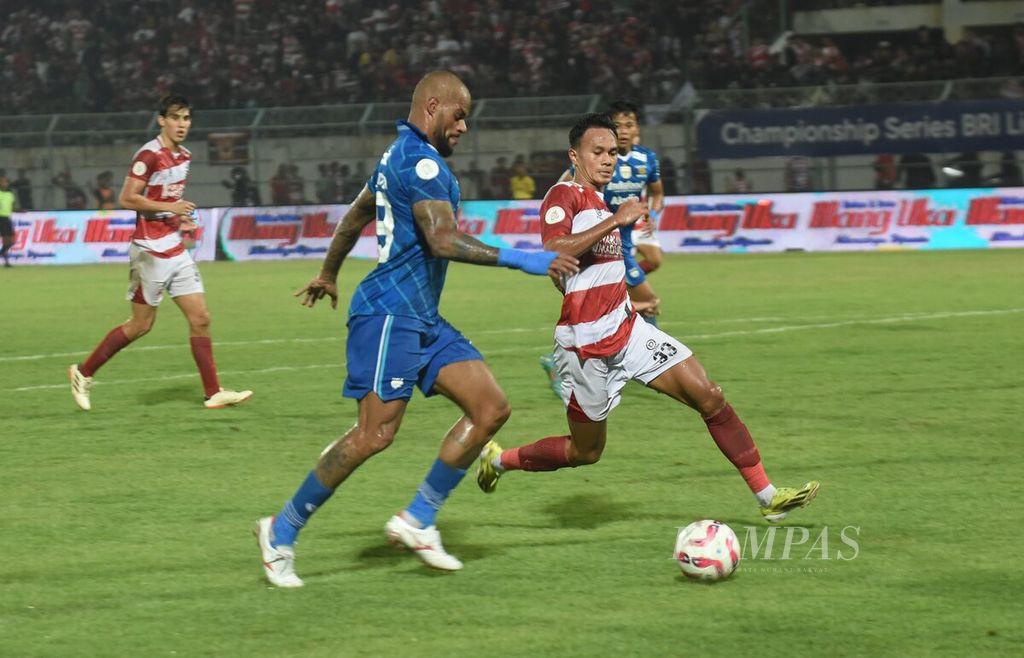 Madura United FC player, Koko Ari Araya (right), fighting for the ball with Persib Bandung player, David Aparecido Da Silva, in the second final match of the Championship Series BRI Liga 1 at the Gelora Bangkalan Stadium, Friday (31/5/2024). Persib Bandung won 3-1.