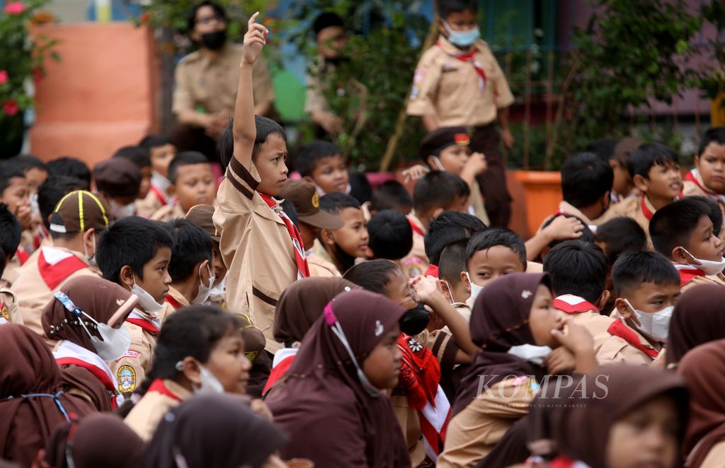 Salah seorang anak mengacungkan jari saat pendongeng Sudin Perpustakaan dan Kearsipan (Sudin Pusip) membawakan cerita di SDN 04 Pondok Bambu, Jakarta, Rabu (26/10/2022). 