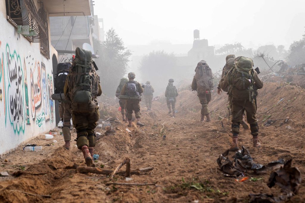 Dalam foto yang dirilis militer Israel, 12 Desember 2023, tampak para tentara Israel tengah menjalankan operasi di Jalur Gaza di tengah pertempuran antara Israel dan Hamas.  