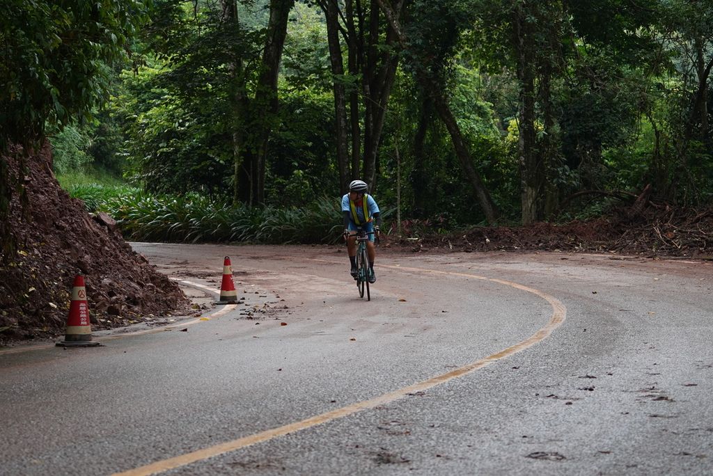 Pesepeda asal Indonesia yang melakukan perjalanan Jakarta-Paris telah tiba di China setelah sebelumnya melintasi perbatasan Laos-China.