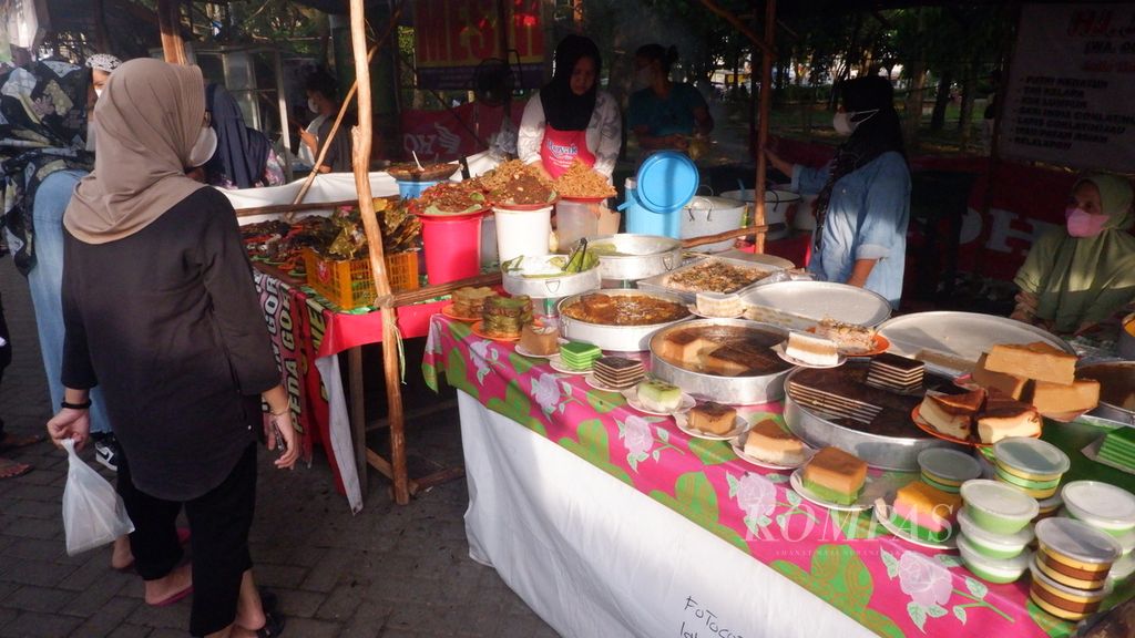 Warga mencari makanan untuk berbuka puasa di Pojok Pasar Ramadhan, Lapangan Kamboja, Banjarmasin Tengah, Kota Banjarmasin, Kalimantan Selatan, Senin (18/4/2022). Pasar tersebut kembali digelar setelah dua tahun ditiadakan karena pandemi Covid-19.