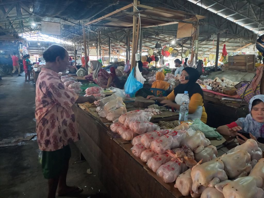 Agustinus Tadon (56), konsumen di Kupang, sedang menawarkan harga daging ayam potong di Pasar Naikoten, Kupang, Senin (5/12/2022). Harga ayam belum mengalami kenaikan, masih Rp 65.000 per ekor atau sekitar satu setengah kilogram untuk ayam potong lokal. Sementara daging ayam beku yang didatangkan dari Surabaya dijual Rp 50.000 per ekor.