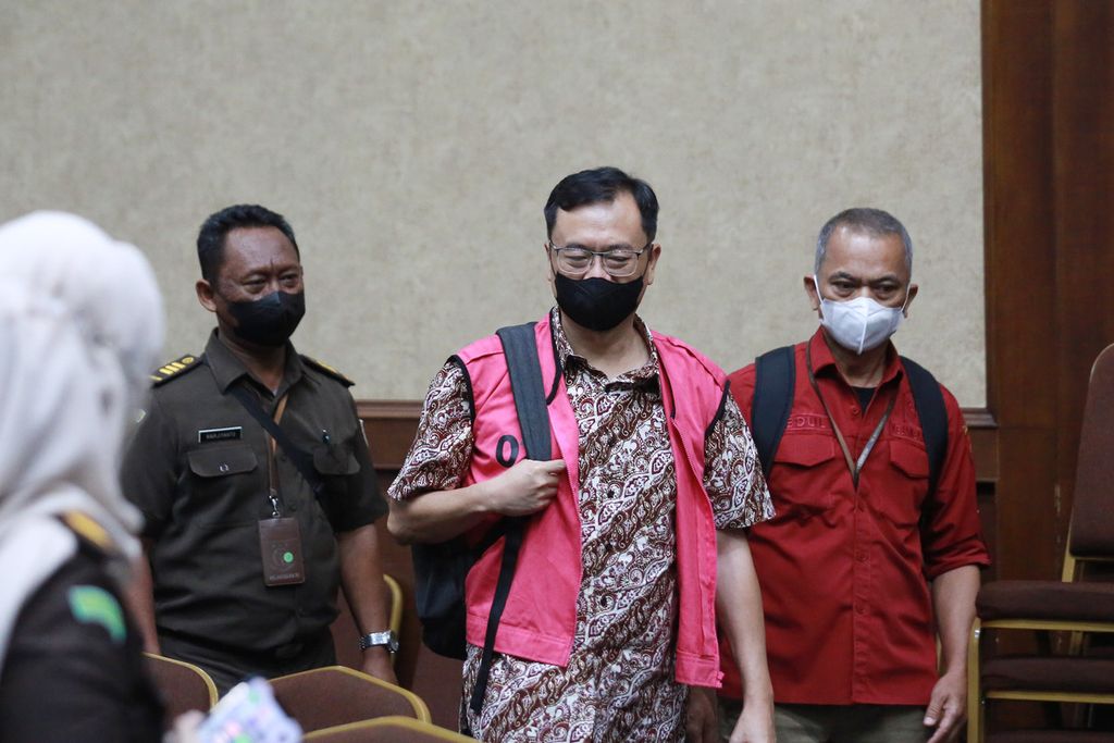 Terdakwa kasus korupsi pengelolaan dana investasi PT Asabri (Persero), Benny Tjokrosaputro, berjalan keluar dari ruang persidangan setelah menjalani sidang tuntutan di Pengadilan Negeri Jakarta Pusat, Rabu (26/10/2022). 