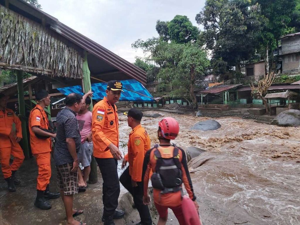 Kepala Kantor SAR Medan Budiono (ketiga dari kanan) meninjau banjir bandang di Sungai Sembahe di Sibolangit, Kabupaten Deli Serdang, Sumatera Utara, Minggu (30/4/2023) sore.
