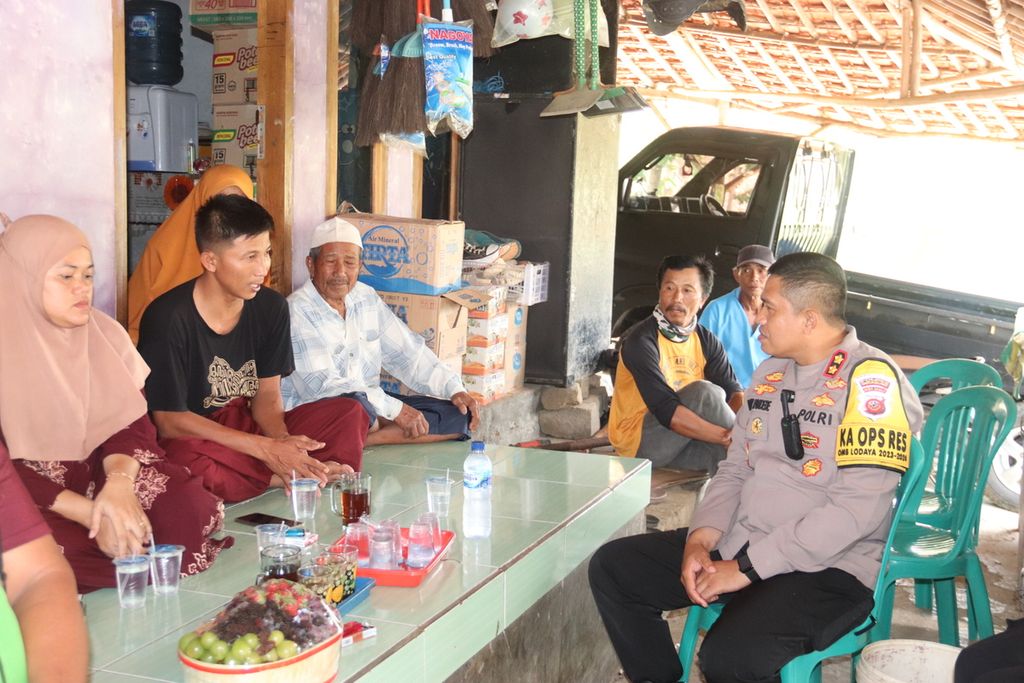 Kapolres Sukabumi Ajun Komisaris Besar Maruly Pardede mengunjungi korban salah tangkap bernama Benal (kaus hitam) di rumahnya di Desa Mandrajaya, Kecamatan Ciemas, Kabupaten Sukabumi, Jawa Barat, Senin (13/11/2023). Benal ditangkap karena dituduh sebagai pelaku pencurian di sebuah minimarket di daerah tersebut pada Rabu (8/11/2023).