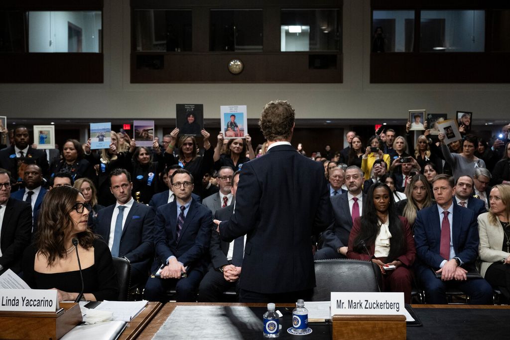 CEO Meta Mark Zuckerberg meminta maaf kepada para korban dan anggota keluarga mereka saat ia memberikan kesaksian pada sidang Komite Kehakiman Senat AS tentang  Teknologi Besar dan Krisis Eksploitasi Seksual Anak Daring di Washington DC, AS, pada 31 Januari 2024.  