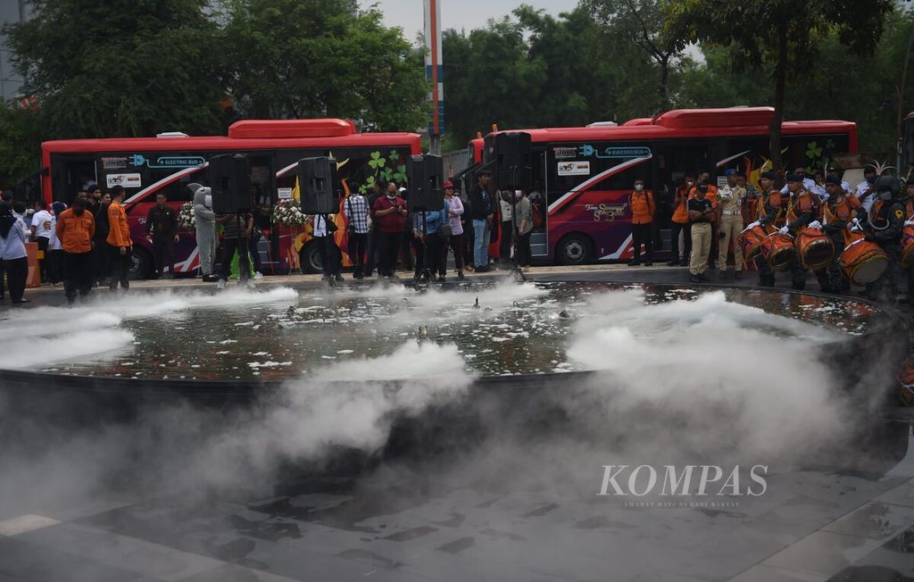 Bus listrik diparkir saat Peluncuran Gerakan Nasional Kembali Ke Angkutan Umum dan Launching Koridor 3 BTS Trans-Semanggi Bus Listrik di Balai Pemuda, Kota Surabaya, Jawa Timur, Selasa (20/12/2022). 