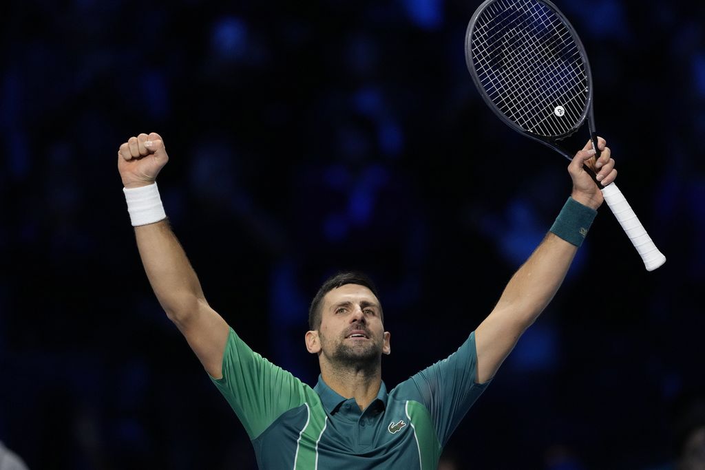 Petenis Serbia, Novak Djokovic, merayakan kemenangan atas petenis Denmark, Holger Rune, pada pertandingan Final ATP di Turin, Italia, Senin (13/11/2023) dini hari WIB. Djokovic menang 7-6 (4), 6-7 (1), 6-3.