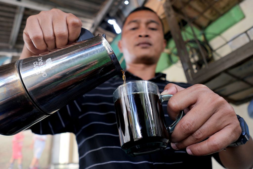 Andi sedang menyiapkan kopi pesanan di warung kopinya di kawasan Rawa Belong, Jakarta Barat, Rabu (24/2/2021). 