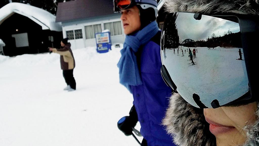  Pantulan gambar  orang bermain ski di Resor Ski Hakuba Goryu Iimori, Prefektur Nagano, Jepang.