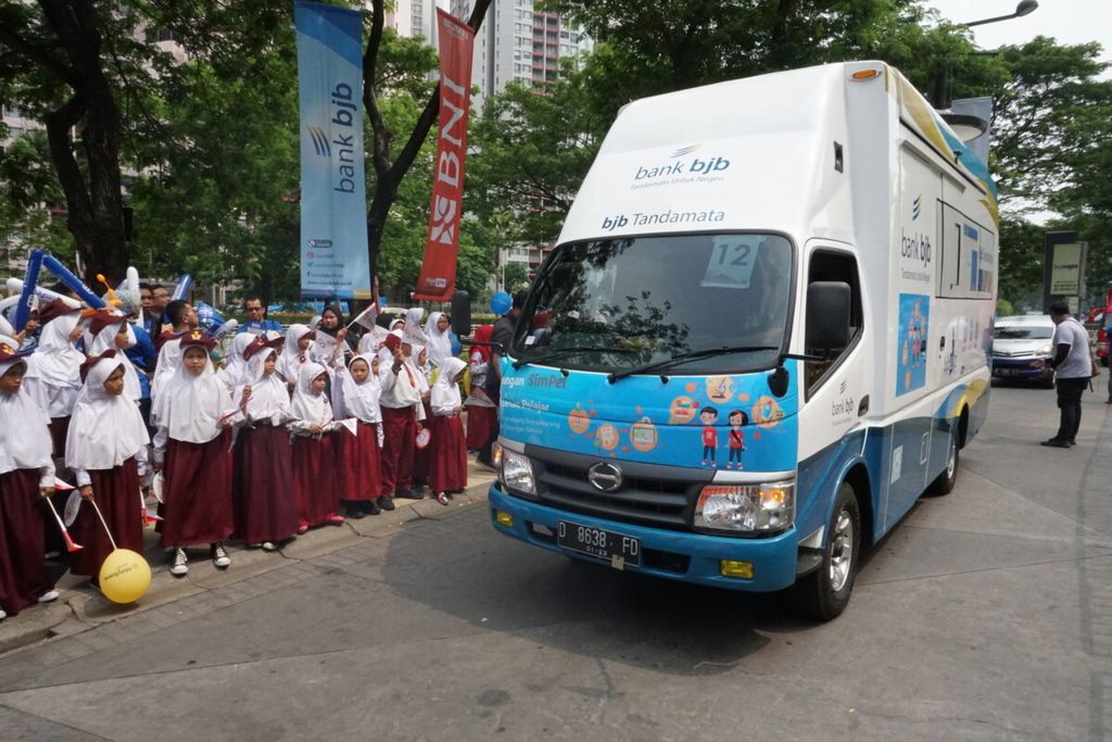 Bank Jawa Barat menjadi salah satu pertisipan dalam penyediaan Mobil Layanan Gerak Simpanan Pelajar (SimPel). Mobil-mobil tersebut diluncurkan OJK dan 17 bank lainnya, Sabtu (27/10/2018).