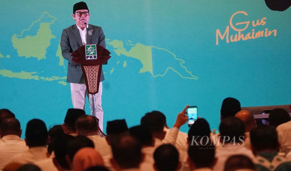 Ketua Umum Partai Kebangkitan Bangsa (PKB) Muhaimin Iskandar berpidato dalam acara Penyerahan Dokumen Model B Persetujuan Parpol KWK dari Partai Kebangkitan Bangsa (PKB) kepada Bakal Calon Kepala Daerah untuk Pilkada 2024 di Hotel Fairmont, Jakarta, Minggu (18/8/2024). 