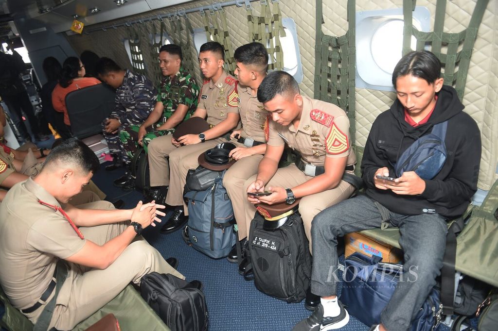 Pemudik di pesawat Casa NC 212 tujuan Jakarta saat Mudik Asyik Bareng Penerbangan TNI AL di Base Ops Pangkalan Udara TNI Angkatan Laut Juanda, Sidoarjo, Jawa Timur, Selasa (18/4/2023). 