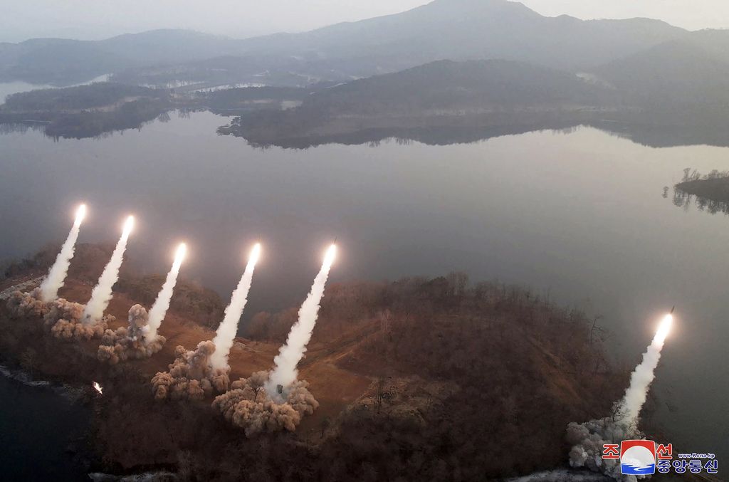 Foto yang diambil pada 9 Maret 2023 dan dirilis kantor berita resmi Korea Utara, KCNA, pada 10 Maret 2023 ini menunjukkan penembakan rudal oleh unit artileri Hwasong di lokasi yang dirahasiakan. 