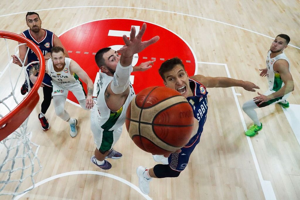 Bintang Serbia, Bogdan Bogdanovic (kanan), mencetak angka dibayangi pemain Lituania, Jonas Valanciunas, pada laga perempat final Piala Dunia FIBA 2023 di Mall of Asia Arena, Manila, Filipina, Selasa (5/9/2023). 