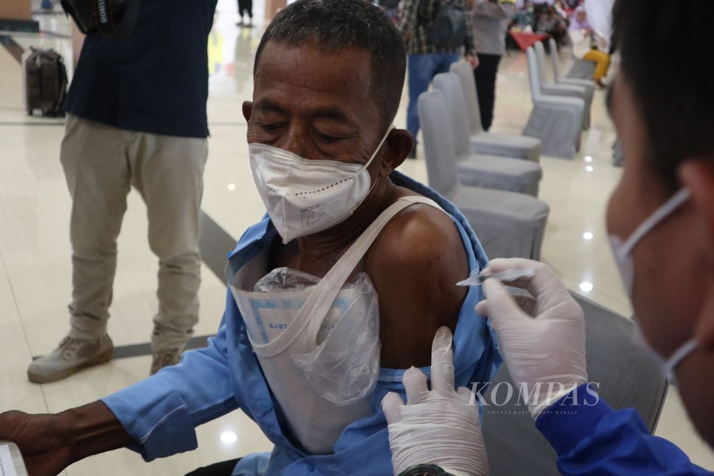 Seorang warga lanjut usia menjalani vaksinasi Covid-19 di Grage City Mall, Kota Cirebon, Jawa Barat, Selasa (26/7/2022). Cakupan vaksinasi Covid-19 penguat atau booster untuk warga Kota Cirebon masih berkisar 28,5 persen dari target 262.198 orang.