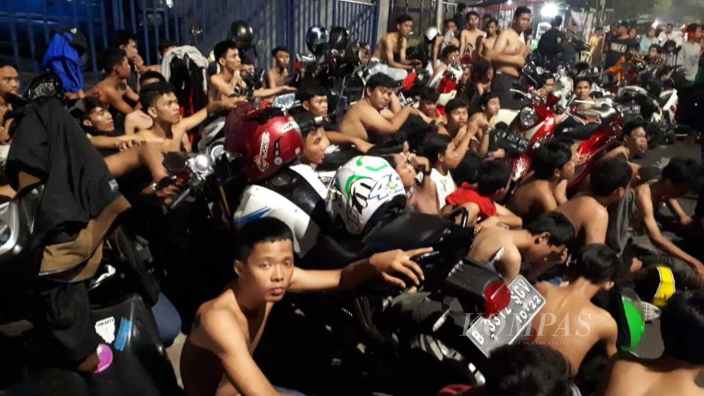 Ratusan remaja peserta <i>sahur on the road</i> atau SOTR diamankan oleh Kepolisian Sektor Metro Tanah Abang, Jakarta Pusat, Sabtu (9/6/2018). Mereka diduga terlibat tawuran.