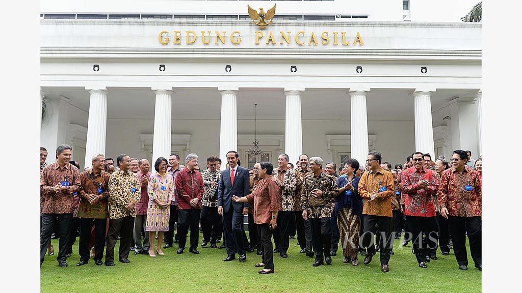 Presiden Joko Widodo (tengah) didampingi Menteri Luar Negeri Retno LP Marsudi berdiri bersama para kepala perwakilan RI, di halaman Gedung Pancasila,  Kementerian Luar Negeri, Jakarta, Senin (12/2). Sebanyak 134 kepala perwakilan RI, kemarin, menghadiri rapat kerja  di  Gedung Pancasila.