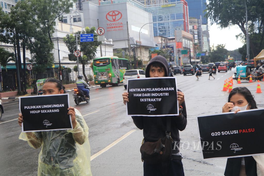 Sejumlah pegiat lingkungan hidup berunjuk rasa di Jalan Balai Kota, Medan, Sumatera Utara, Kamis (17/11/2022). Mereka menyesalkan Konferensi Tingkat Tinggi G20 di Bali yang dinilai tidak menghasilkan perubahan berarti dalam mengatasi krisis iklim.