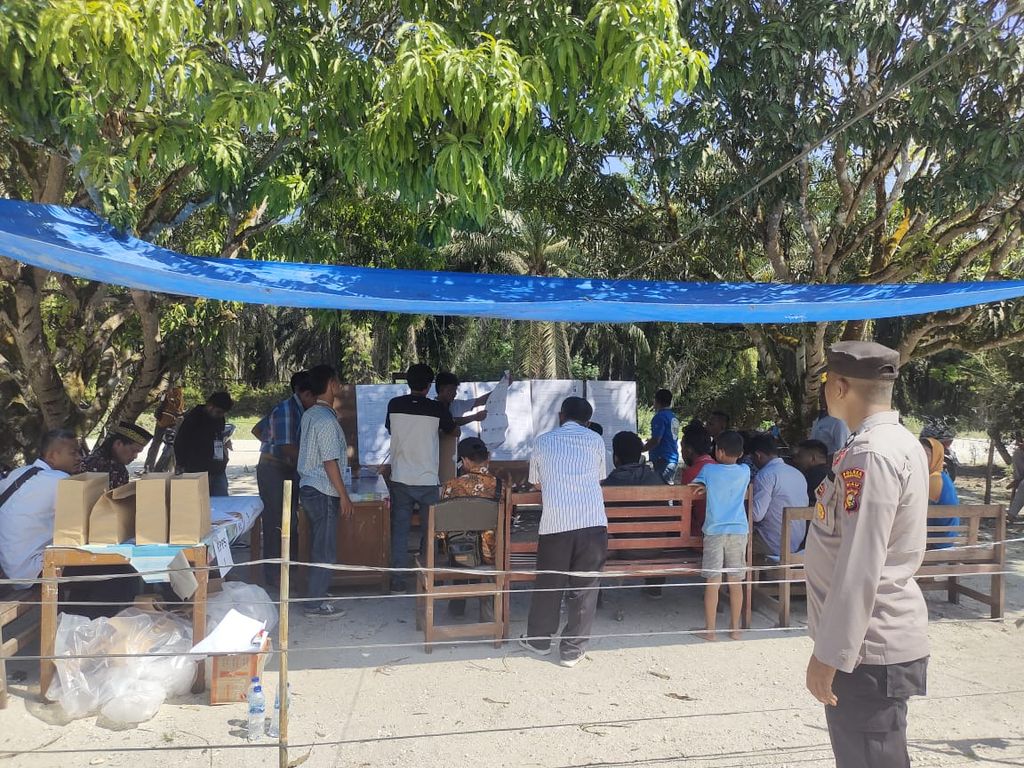 Suasana pemungutan suara ulang di Desa Tambusai, Kecamatan Tambusai Utara, Kabupaten Rokan Hulu, Riau, Sabtu (13/7/2024). 