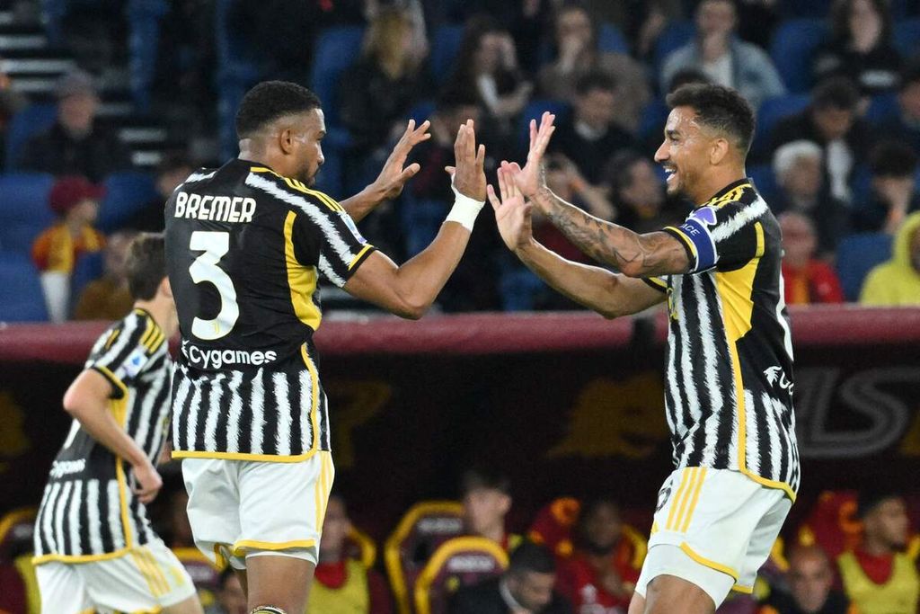 Pemain Juventus, Bremer (kiri), merayakan golnya ke gawang Roma pada laga Liga Italia di Stadion Olympico, Roma, Senin (6/5/2024) dini hari WIB. Roma bermain imbang 1-1.