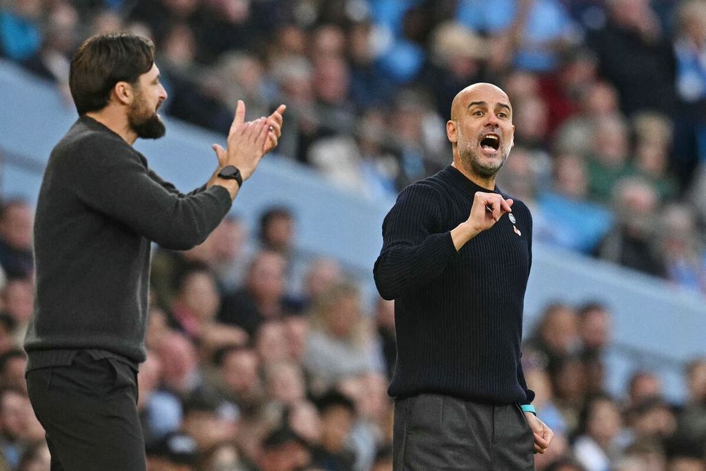 Manajer Manchester City Josep Guardiola (kanan) dan Manajer Southampton Russell Martin saat memberikan instruksi kepada pemainnya pada laga Liga Inggris di Stadion Etihad, Manchester, Sabtu (26/10/2024). City menang dengan skor 1-0.