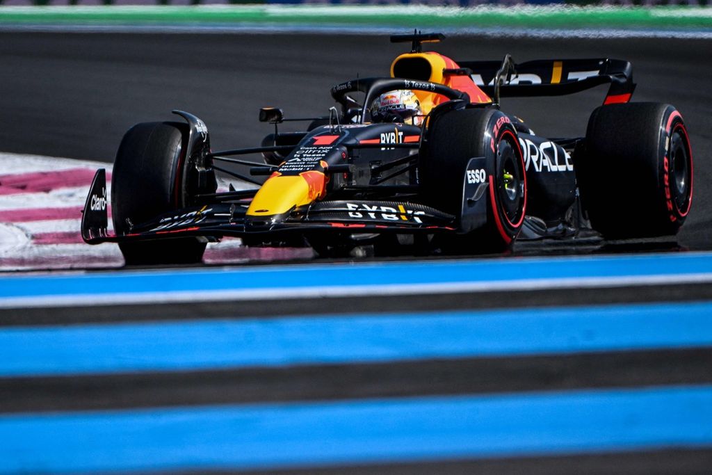 Pebalap Red Bull Max Verstappen melaju saat mengikuti sesi kualifikasi Grand Prix Formula 1 Perancis di Sirkuit Paul Ricard, Le Castellet, Perancis, Sabtu (23/7/2022).