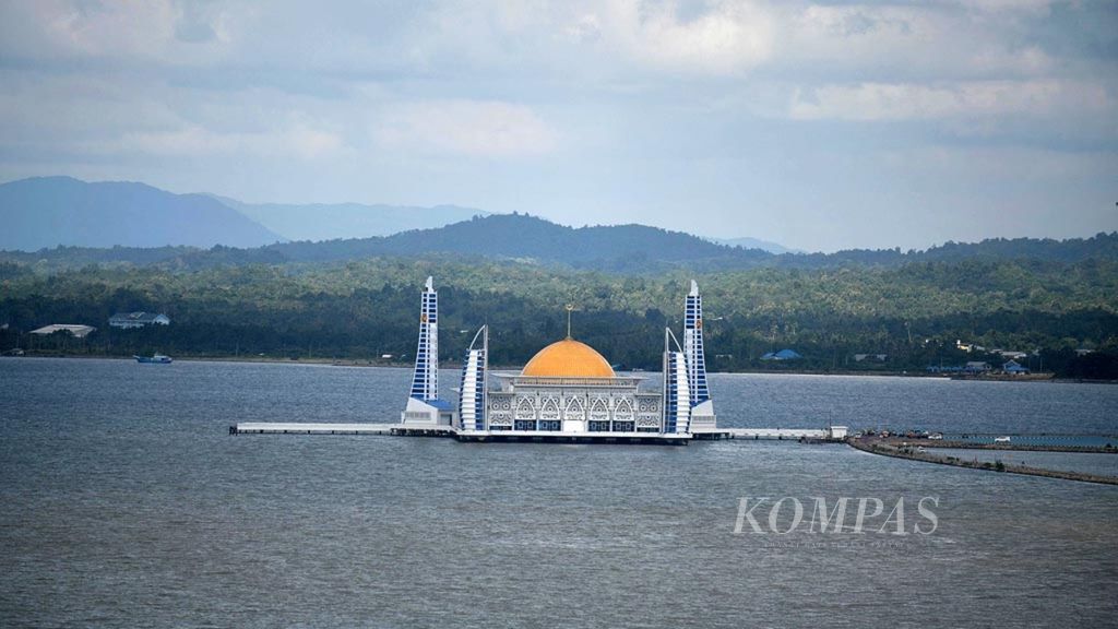 Tampak dari kejauhan Masjid Al Alam Kendari yang berada di Teluk Kendari, Kota Kendari, Sulawesi Tenggara, Jumat (3/5/2019).