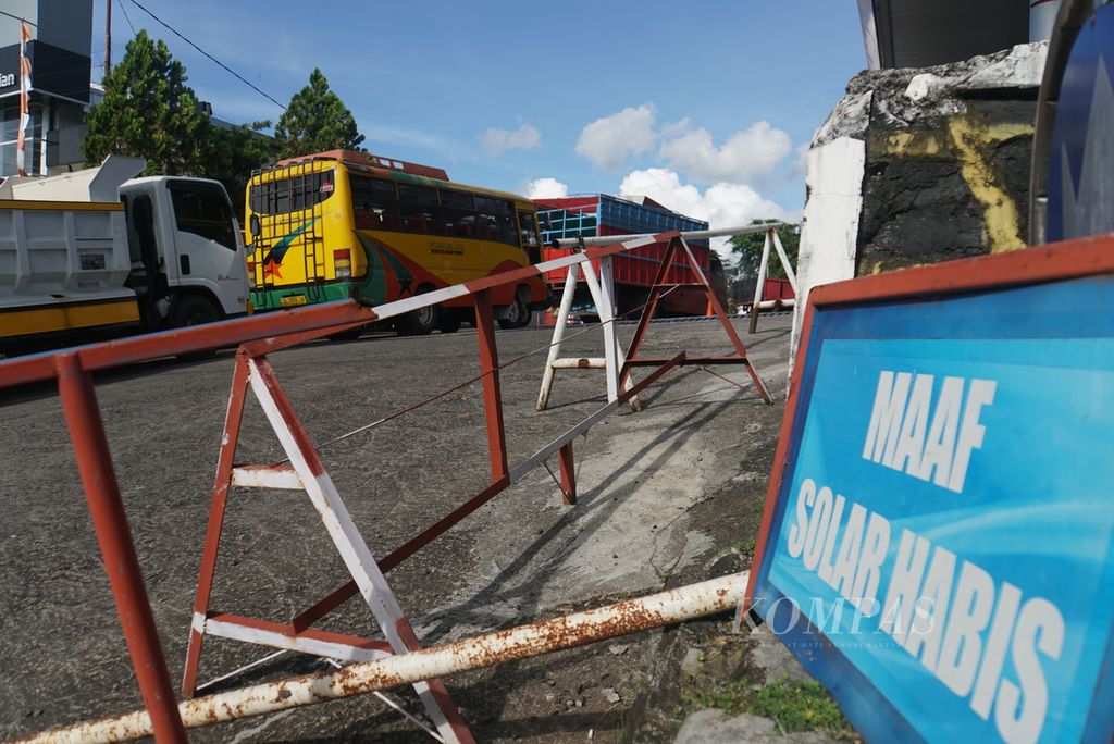 Papan bertuliskan "Maaf Solar Habis" dipajang di depan SPBU Winangun, Manado, Sulawesi Utara, Kamis (24/3/2022).