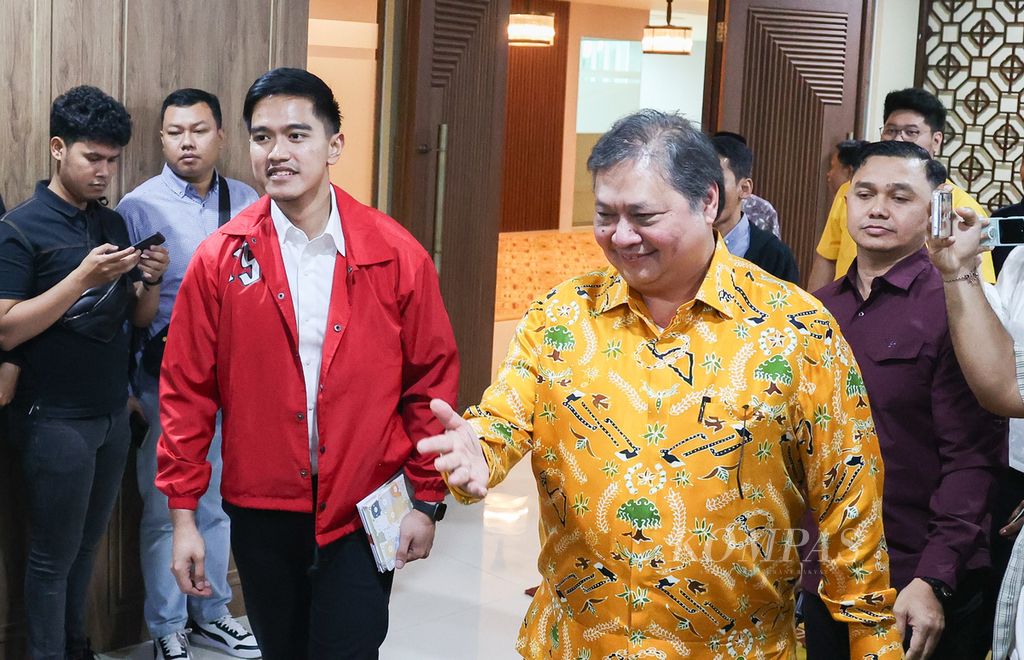 Ketua Umum Partai Solidaritas Indonesia Kaesang Pangarep bertemu dengan Ketua Umum Partai Golkar Airlangga Hartarto di kantor DPP Partai Golkar, Jakarta, Kamis (11/7/2024). Pertemuan ini merupakan rangkaian safari politik yang dilakukan Kaesang setelah bertemu pimpinan Partai Keadilan Sejahtera.