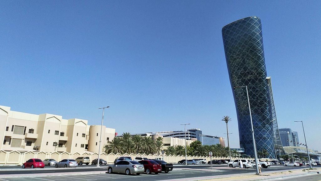 Pemandangan gedung termiring di dunia, Capital Gate, di Abu Dhabi, ibu kota Uni Emirat Arab, 16 Oktober 2017. Gedung Capital Gate dibangun dengan tingkat kemiringan 18 derajat atau empat kali lebih miring dari Menara Pisa.