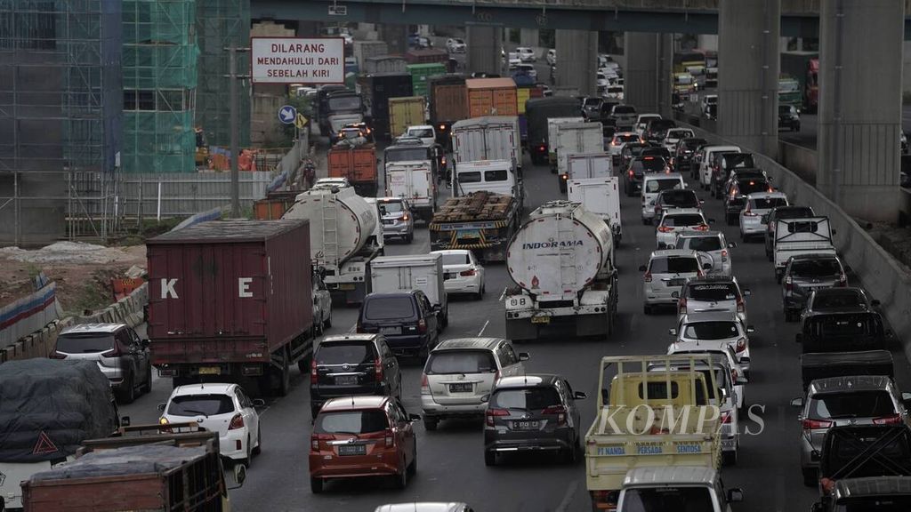 Ilustrasi. Kendaraan arah Jakarta mengalami kemacetan di Jalan Tol Cikampek di Kota Bekasi, Jawa Barat, Rabu (20/5/2020). 