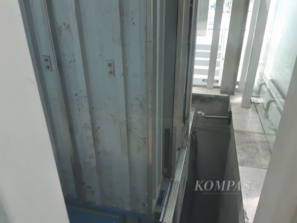 Celah antara lift dan lantai tempat Asiah Shinta Dewi jatuh dari lantai 2 ke dasar lift di lantai 1 tampak di Bandara Kualanamu, Kabupaten Deli Serdang, Sumatera Utara, Senin (1/5/2023). Asiah ditemukan setelah tiga hari meninggal di dasar lift.
