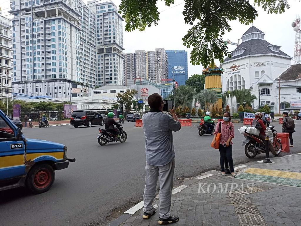 Warga berswafoto di sekitar Lapangan Merdeka Medan, Sumatera Utara, Senin (20/6/2022). Medan yang merupakan pusat ekonomi Sumut perlu membangun keterhubungan dengan kota-kota di sekitarnya. 