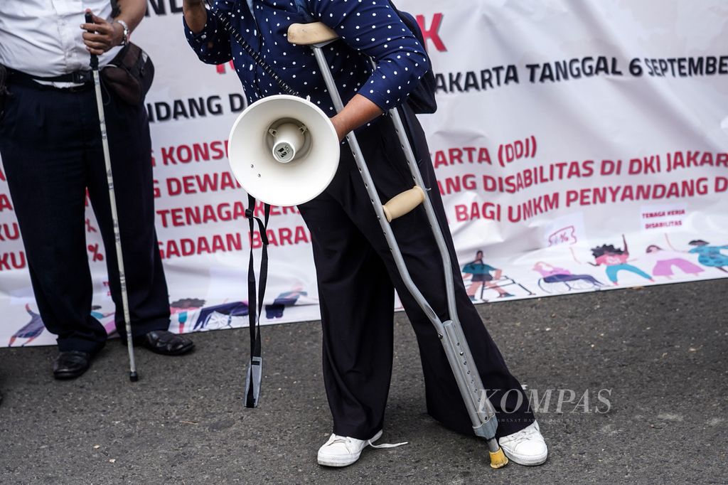 Penyandang disabilitas yang tergabung dalam Koalisi Organisasi Penyandang Disabilitas DKI Jakarta menggelar aksi di depan Kementrian Dalam Negeri, Jakarta, Jumat (2/9/2022). 