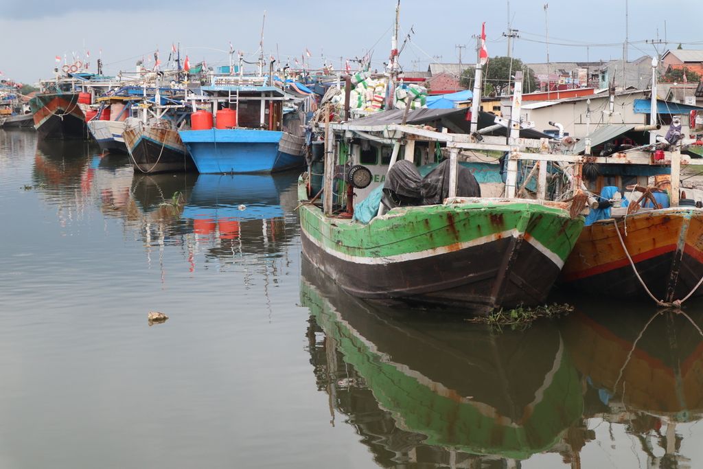 Potret sejumlah kapal yang tertambat di Karangsong, Kabupaten Indramayu, Jawa Barat, Kamis (9/6/2022). Sejumlah kapal berukuran 30 gros ton ke atas tidak melaut beberapa bulan terakhir karena lonjakan harga solar industri yang menyentuh Rp 16.500 per liter.