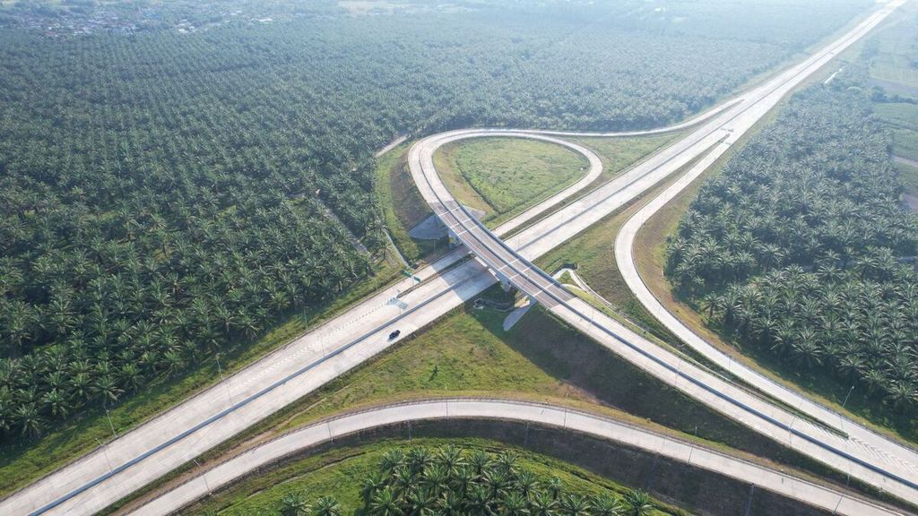 Jalan Tol Trans-Sumatera dari arah Tebing Tinggi ke Inderapura sudah tersambung dan dapat digunakan pada mudik Lebaran 2023 secara fungsional, di Kota Tebing Tinggi, Sumatera Utara, Jumat (14/4/2023).