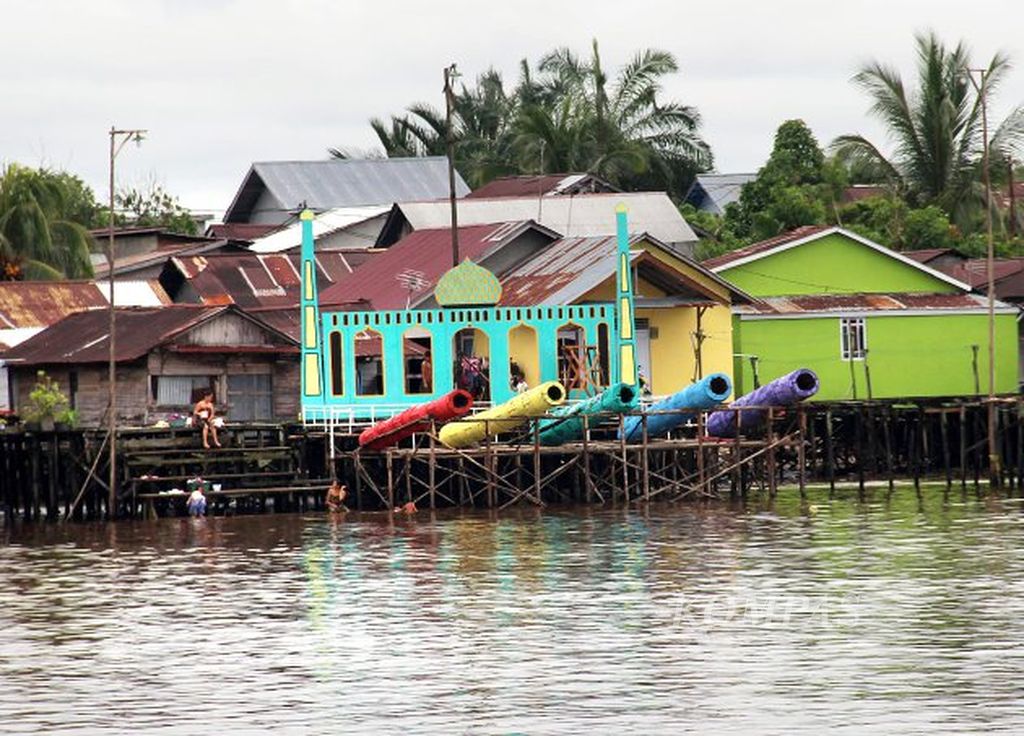 Meriam karbit disiapkan di sepanjang Sungai Kapuas, Kota Pontianak, Kalimantan Barat, Senin (3/6/2019). Meriam itu akan dipakai dalam Festival Meriam Karbit pada malam takbiran, Selasa (4/6/2019). Festival diikuti oleh 39 kelompok dengan meriam sebanyak 259 buah.