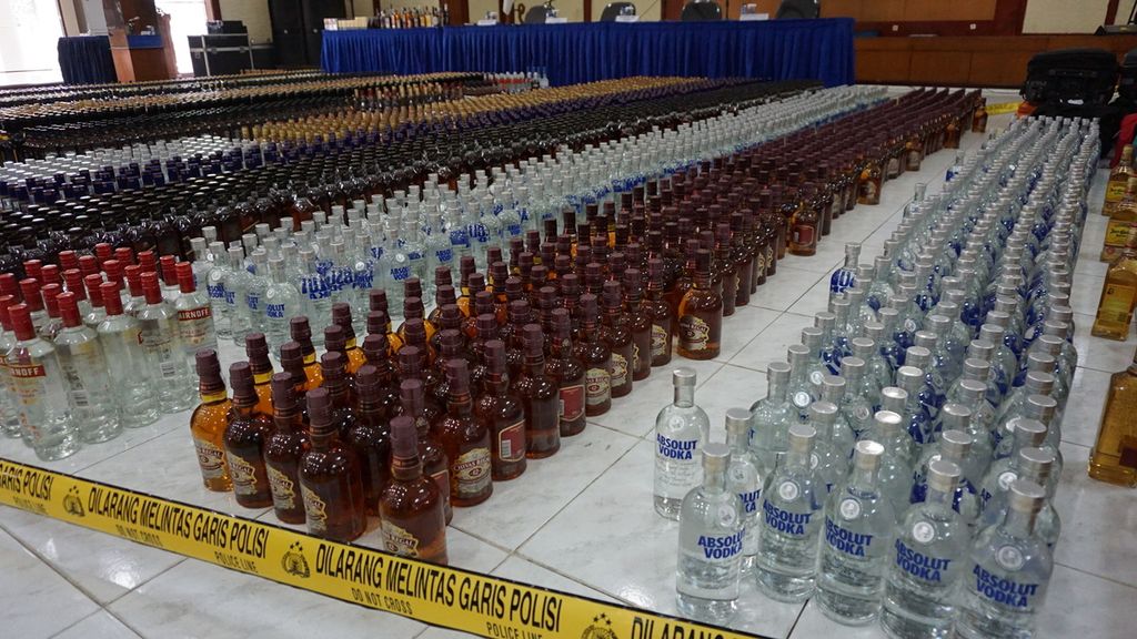 Ilustrasi. Barang bukti 6.900 botol minuman keras ilegal ditunjukkan Direktorat Kepolisian Air di Tanjung Priok, Jakarta Utara.