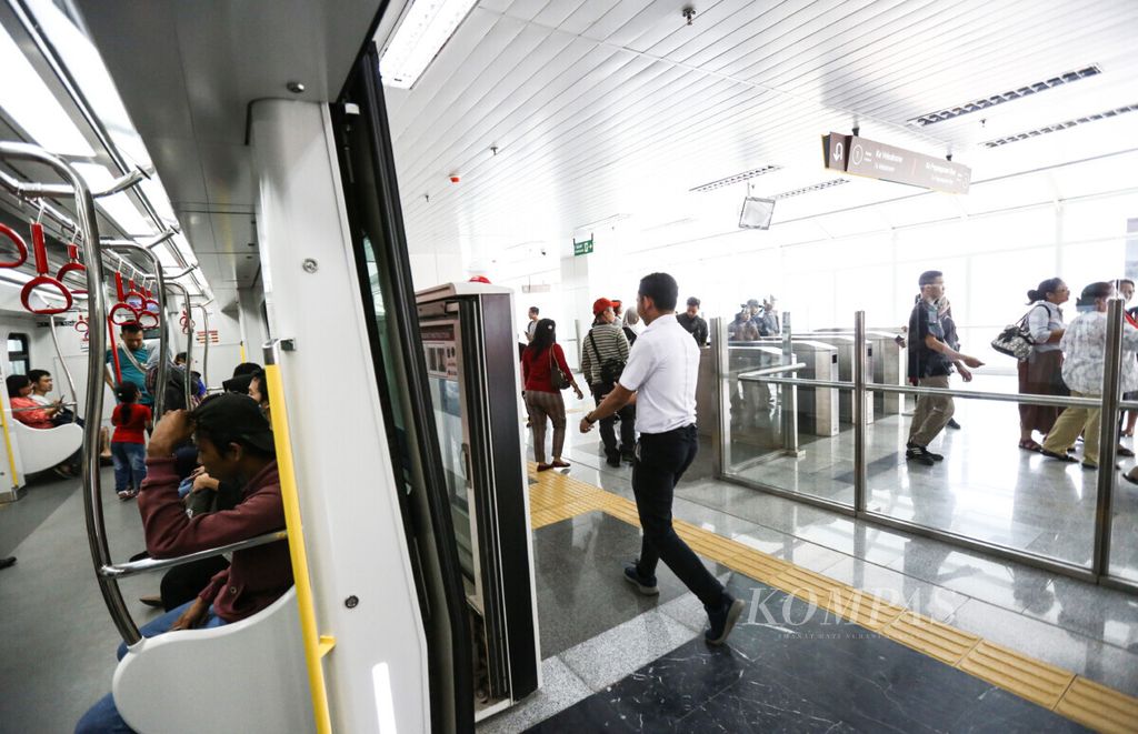 Kereta ringan atau lintas rel terpadu (LRT) saat uji publik dari Stasiun Velodrome, Rawamangun, Jakarta, Selasa (11/6/2019).