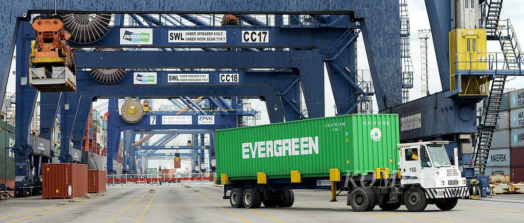 Aktivitas bongkar muat peti kemas ekspor impor di Jakarta International Container Terminal, Pelabuhan Tanjung Priok, Jakarta, beberapa waktu lalu.