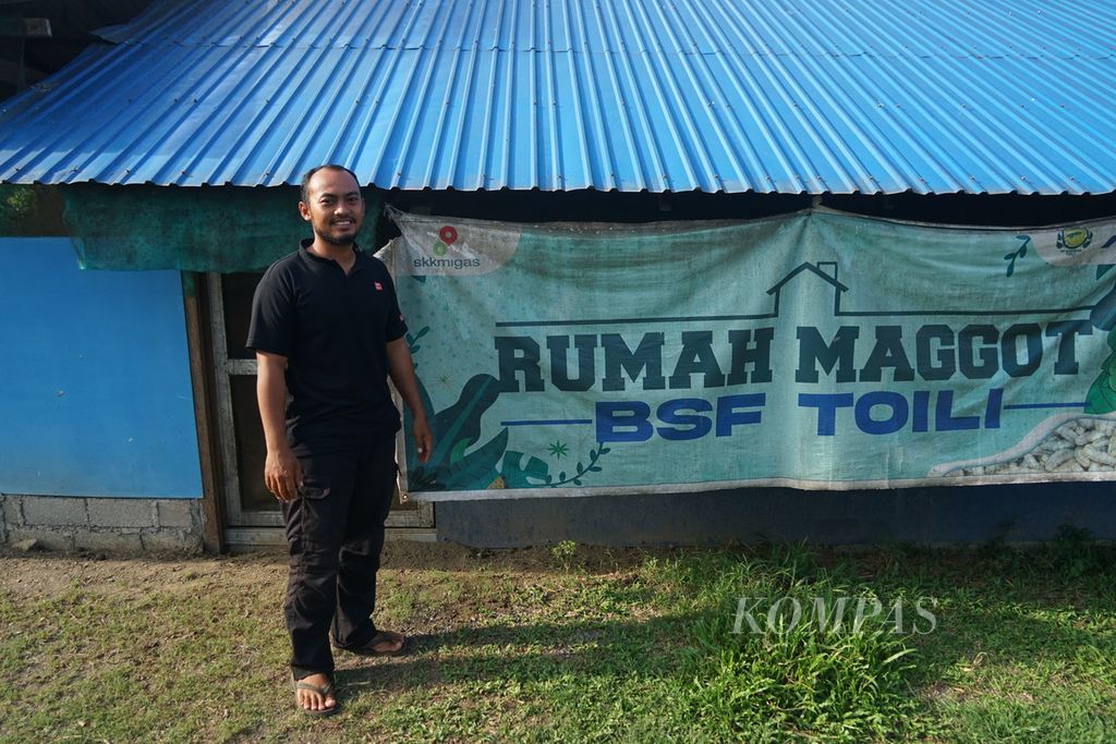 Agung Dwi Pratama, Ketua Kelompok GenToili, yang mengembangkan <i>maggot</i> di Banggai, Sulawesi Tengah, Minggu (31/3/2024).