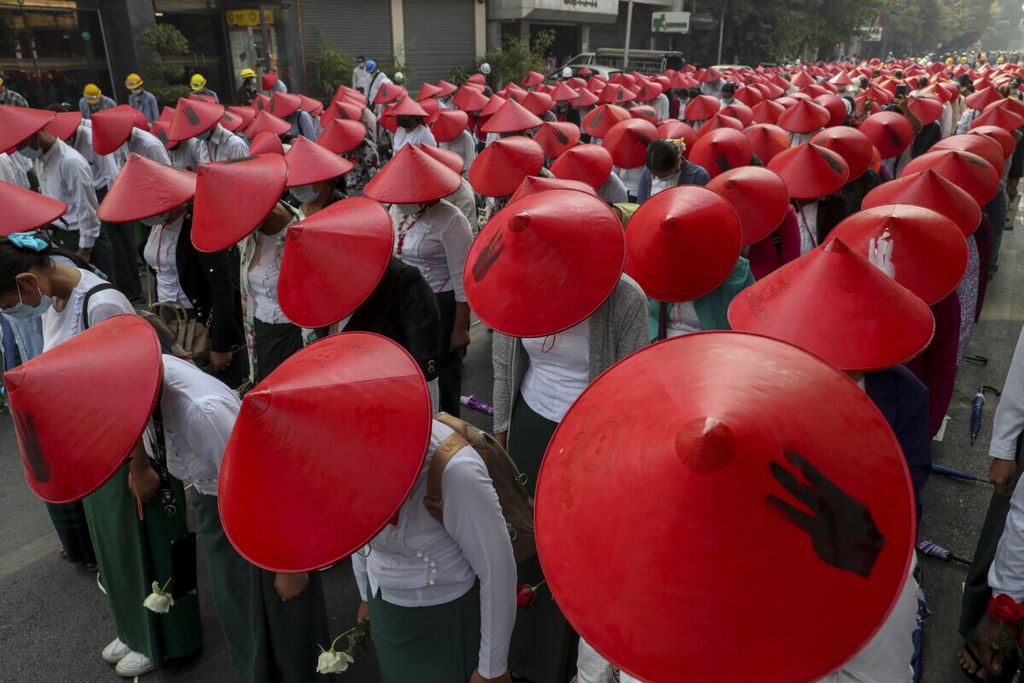 Para guru sekolah dengan memakai baju seragam mereka dan topi tradisional Myanmar berunjuk rasa menentang kudeta militer di Mandalay, Myanmar, 3 Maret 2021. 