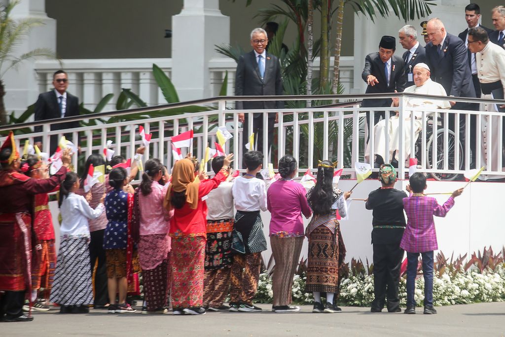 Presiden Joko Widodo bersama Paus Fransiskus menyapa anak-anak usai pertemuan dengan Korps Diplomatik dan tokoh agama di Istana Negara, Jakarta, Rabu (4/9/2024). 