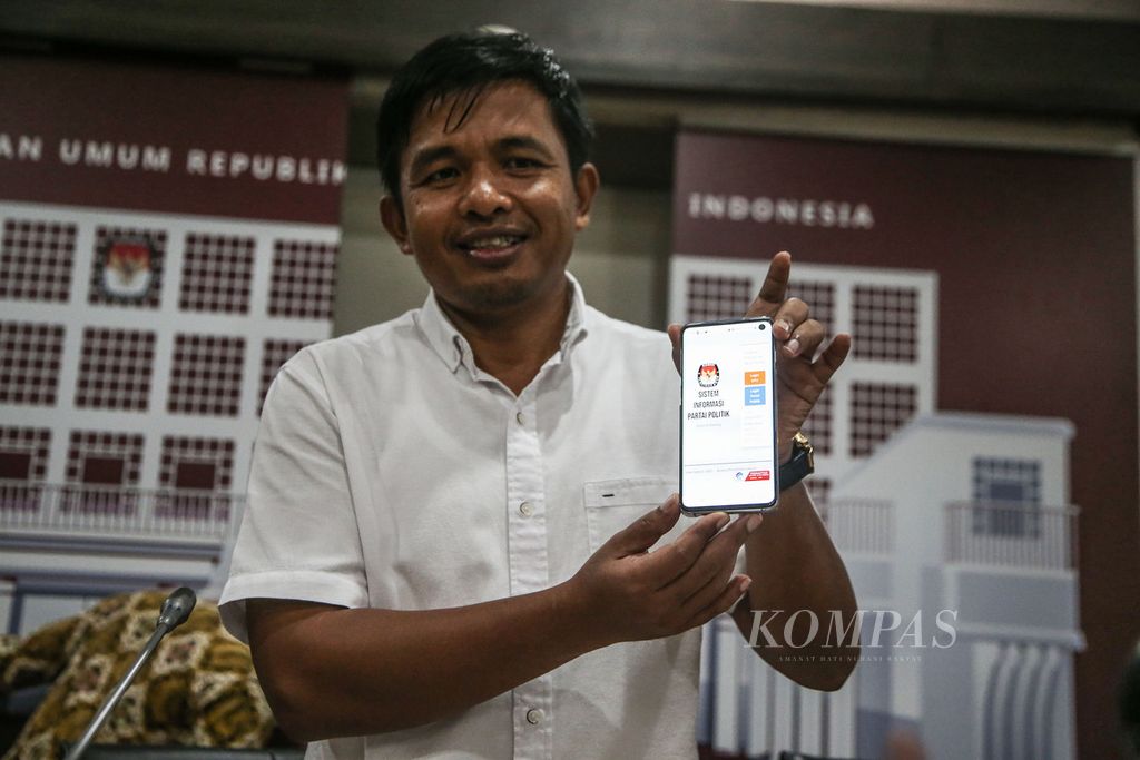 Komisioner Komisi Pemilihan Umum (KPU), Idham Holik, menunjukkan Sistem Informasi Partai Politik (Sipol) Pemilu 2024 yang baru diluncurkan di Gedung KPU, Jakarta, Jumat (24/6/2022). 