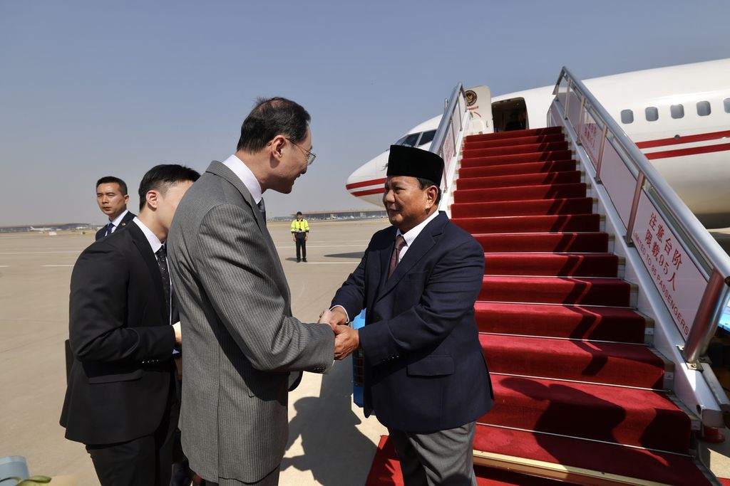 Menteri Pertahanan RI Prabowo Subianto tiba di Beijing, China, Minggu (31/3/2024).