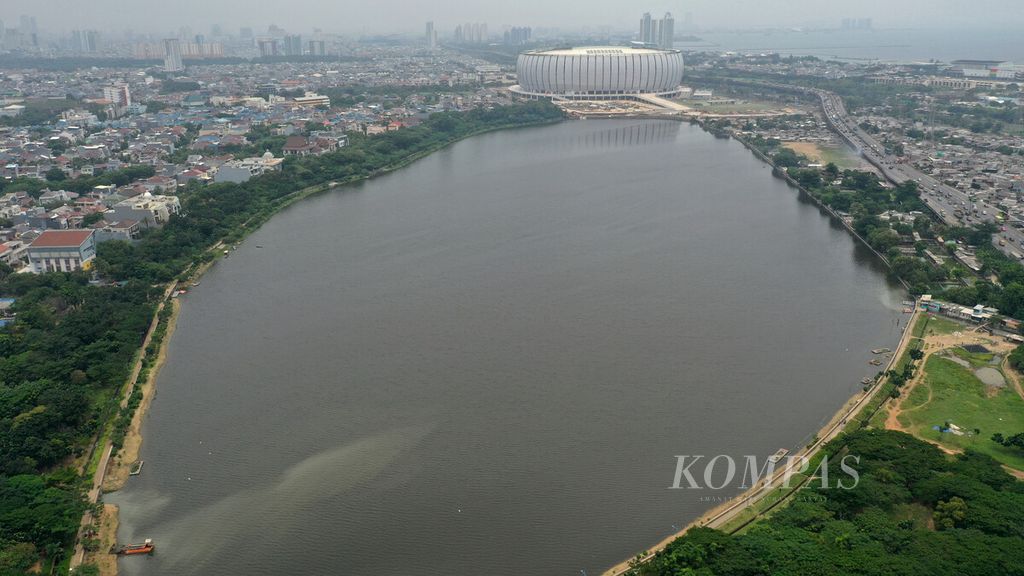 Aerial photo of the Ring Reservoir used as the location for the 2022 World Water Day in Papanggo Village, Tanjung Priok, North Jakarta, Tuesday (22/3/2022). The commemoration of World Water Day 2022 carries the theme of making people aware not to exploit groundwater which will have an impact on the future.