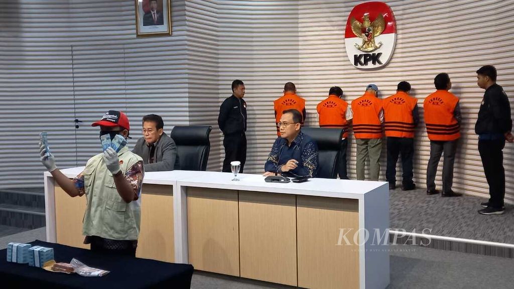 Petugas Komisi Pemberantasan Korupsi menunjukkan uang sebagai barang bukti yang disita KPK saat operasi tangkap tangan kasus dugaan korupsi proyek pengadaan jalan di Kalimantan Timur, Sabtu (25/11/2023) dini hari, di Jakarta. Dalam kasus ini, KPK telah menahan lima tersangka.