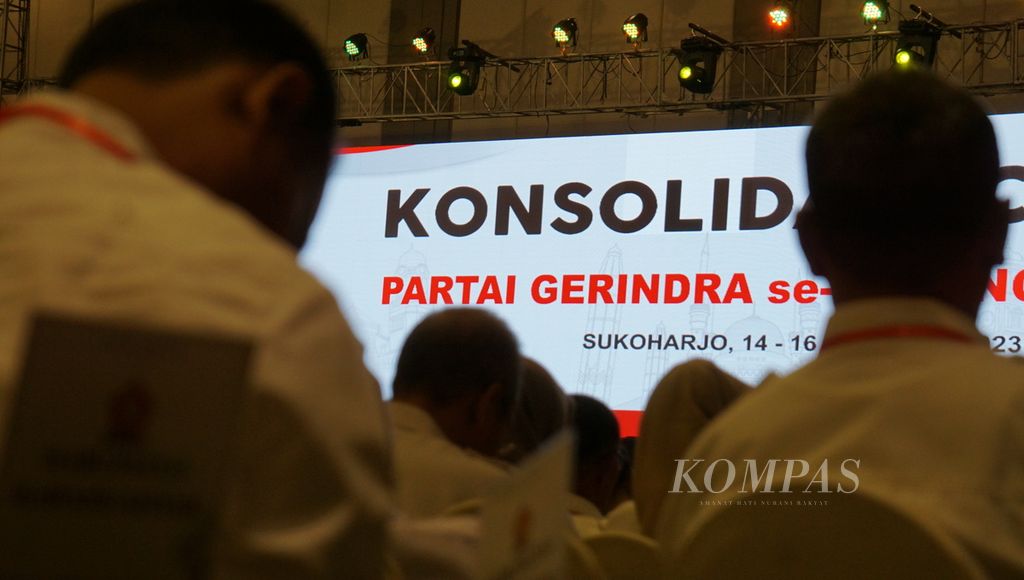Para kader duduk sembari mengikuti konsolidasi Partai Gerindra se-Jawa Tengah, di Kabupaten Sukoharjo, Jawa Tengah, Minggu (15/10/2023).