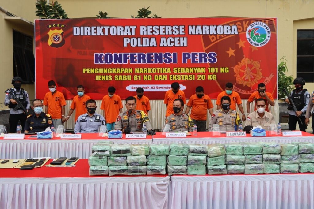 Konferensi pers di Markas Polda Aceh, Selasa (3/11/2020) terkait penindakan terhadap tersangka penyelundup sabu dan ekstasi. 
